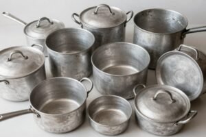 أواني طهي ألمنيوم قديمة ومستعملة