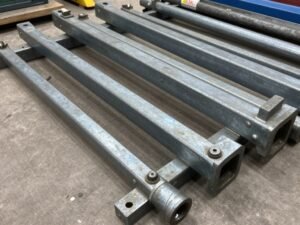 جاكات حديدية مستعملة لرفع الشدات الخرسانية