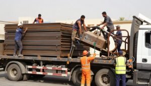 فريق العمل أثناء عملية فك ونقل السكراب