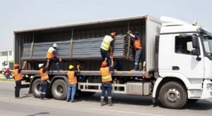 فريق عمل محترف يقوم بتحميل السكراب على الشاحنة