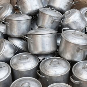 أدوات ألمنيوم منزلية قديمة وعلب