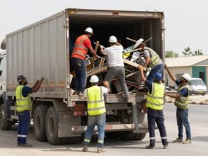 فريق فني يقوم بفك ونقل السكراب